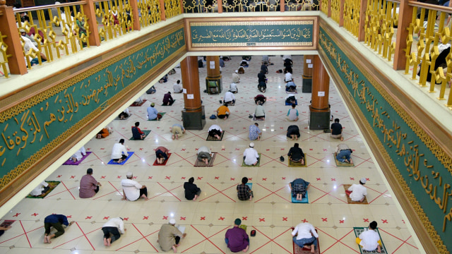 Jamaah melaksanakan salat Jumat berjamaah di Masjid Agung Al Barkah, kota Bekasi, Jawa Barat, Jumat (29/5/2020). Foto: ANTARA FOTO/Paramayuda