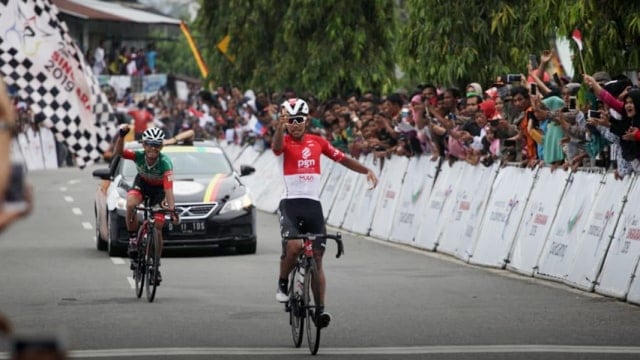 Novardianto pembalap asal Indoensia dari tim PGN sampai di garis finis (Foto: Tim Media TdS 2019)