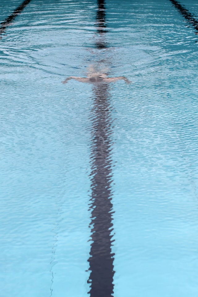 Seorang pria berenang di kolam renang umum Schoenbrunner Bad, Wina, Austria, Jumat (29/5). Foto: REUTERS / Lisi Niesner