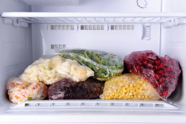 Ilustrasi menyimpan makanan dalam freezer Foto: Shutter Stock
