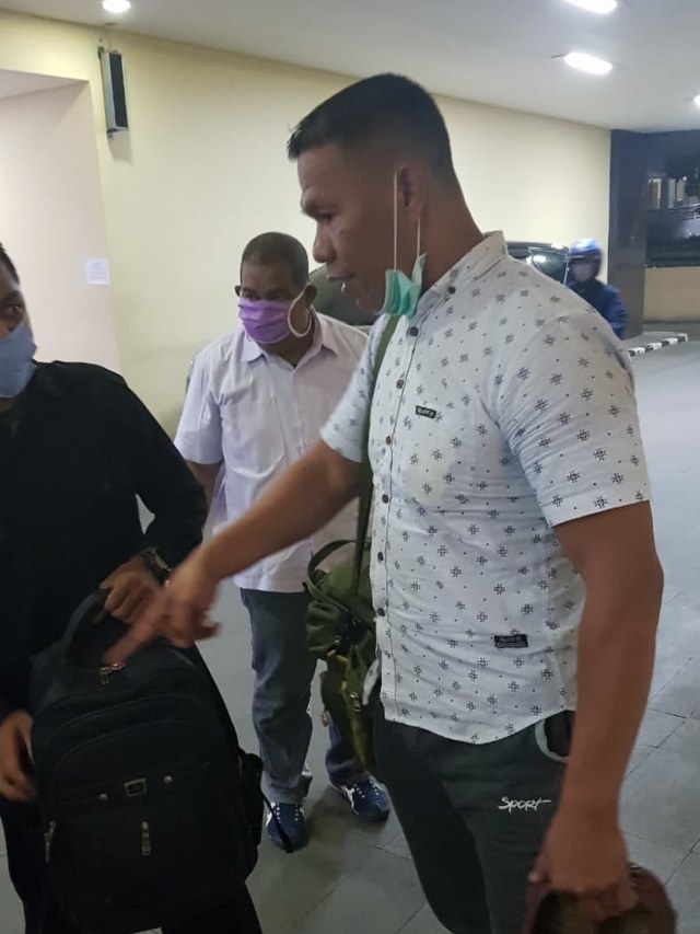Ruslan Buton (berkemeja putih) saat diperiksa di Bareskrim Polri.  Foto: Dok. Istimewa