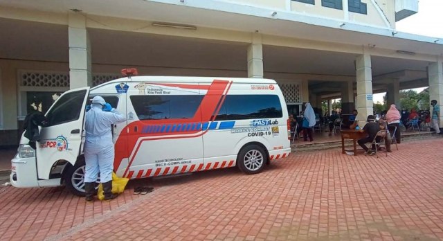 Mobil bantuan dari BNPB saat melakukan swab di GOR Pancasila Surabaya. Dok: Jatimnow