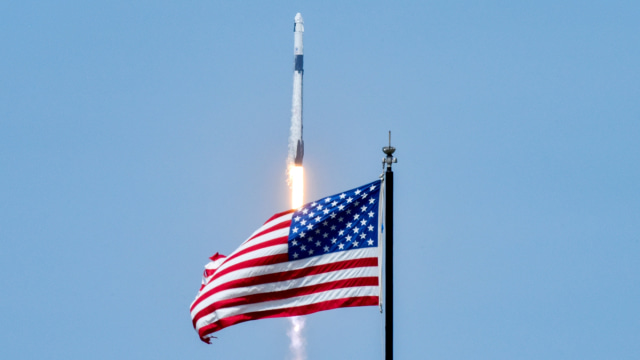 Roket SpaceX Falcon 9 dan pesawat ruang angkasa Dragon Crew saat diluncurkan dari Pusat Antariksa NASA di Cape Canaveral, Florida, AS, Sabtu (30/5). Foto: REUTERS/Steve Nesius