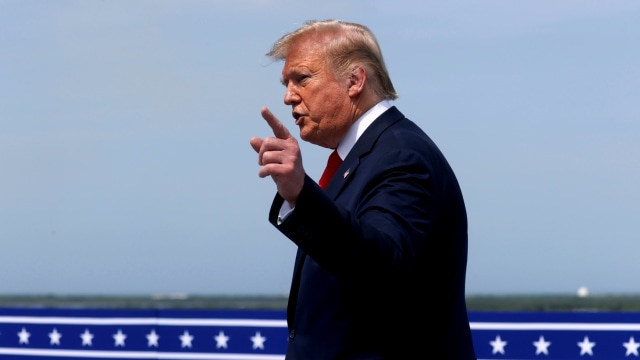 Presiden AS Donald Trump menghadiri peluncuran roket SpaceX Falcon 9 dan pesawat ruang angkasa Dragon Crew, Sabtu (30/5). Foto: REUTERS/Jonathan Ernst
