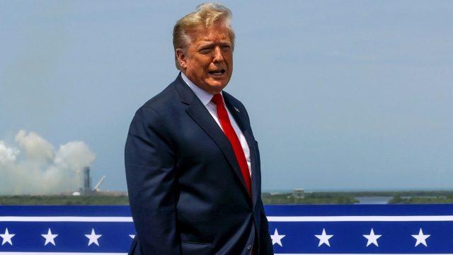 Presiden AS Donald Trump dan Wakil Presiden AS Mike Pence menghadiri peluncuran roket SpaceX Falcon 9 dan pesawat ruang angkasa Dragon Crew, Sabtu (30/5). Foto: REUTERS/Jonathan Ernst