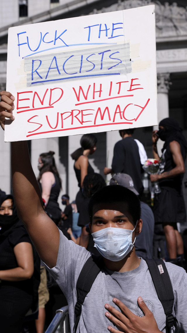 Aksi protes atas kematian George Floyd oleh polisi Minneapolis, di New York, AS. Foto: REUTERS/Caitlin Ochs