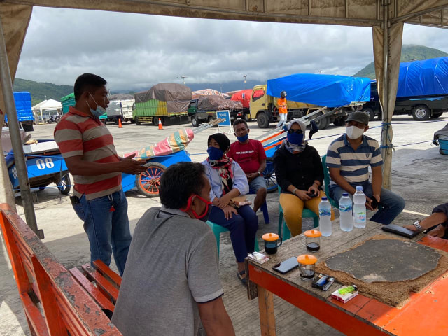 Perwakilan sopir lintas saat bertemu Fraksi Nasdem DPRD Ternate. Foto: Istimewa