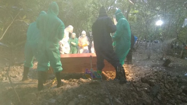 Prosesi pemakaman warga Desa Dayukidul Kecamatan Kedungadem Kabupaten Bojonegoro, oleh tim dari RSUD Bojonegoro bersama warga masyarakat, di tempat pemakaman desa setempat. Minggu (31/05/2020)
