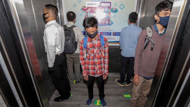 Ilustrasi menjaga jarak sosial di tempat kerja. Foto: Dok. BRI