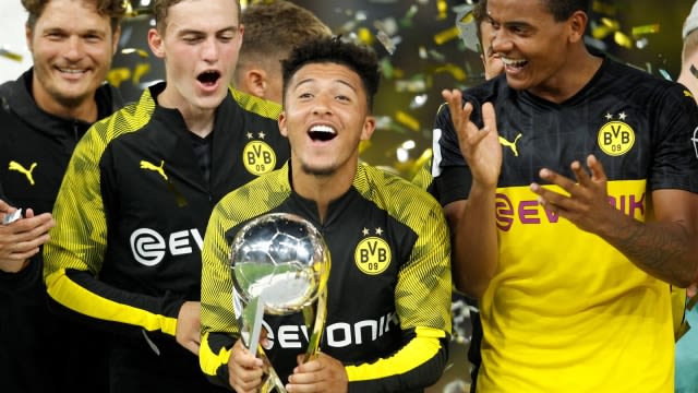 Jadon Sancho dengan trofi Piala Super Jerman 2019. Foto: Leon Kuegeler/Reuters