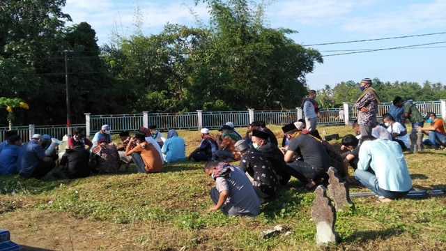 WARGA berziarah ke makam para keluarga dan leluhur usai jalankan puasa selama enam hari dimulai setiap 2 Syawal saban tahun. 