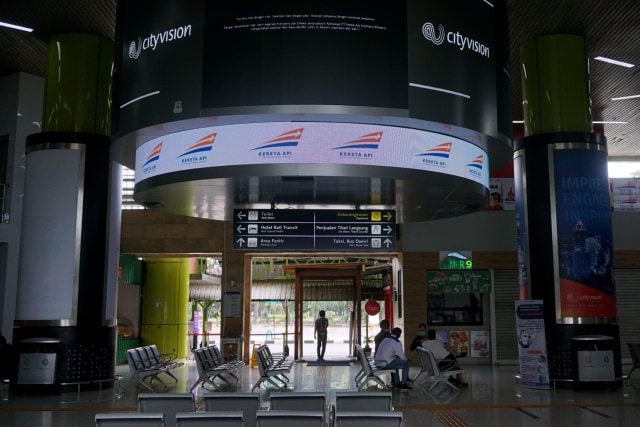Suasana di Stasiun Gambir, Jakarta jelang penerapan new normal. Foto: Fanny Kusumawardhani/kumparan