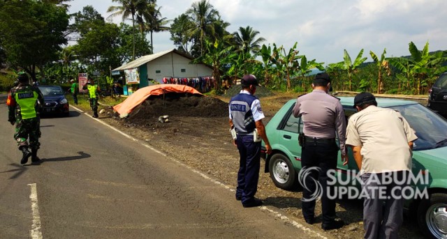 Petugas memberikan arahan kepada pengendara yang melintas di Jalan Pamuruyan, Kecamatan Cibadak, Kabupaten Sukabumi, Minggu (31/5/2020). | Sumber Foto:Istimewa