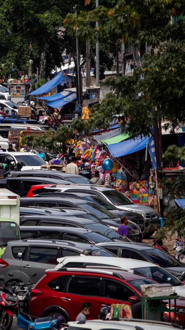 Suasana kawasan Pasar Gembrong yang dipadati warga di Jatinegara, Jakarta Timur, Minggu (31/5/2020).  Foto: ANTARA FOTO/Dhemas Reviyanto