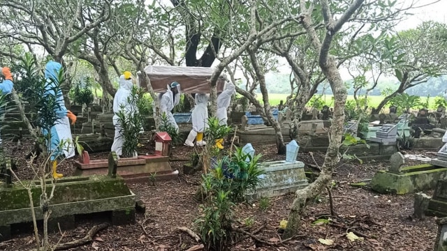 Prosesi pemakaman warga Desa Sumberoto Kecamatan Kepohbaru di tempat pemakaman umum desa setempat. Minggu (31/05/2020).