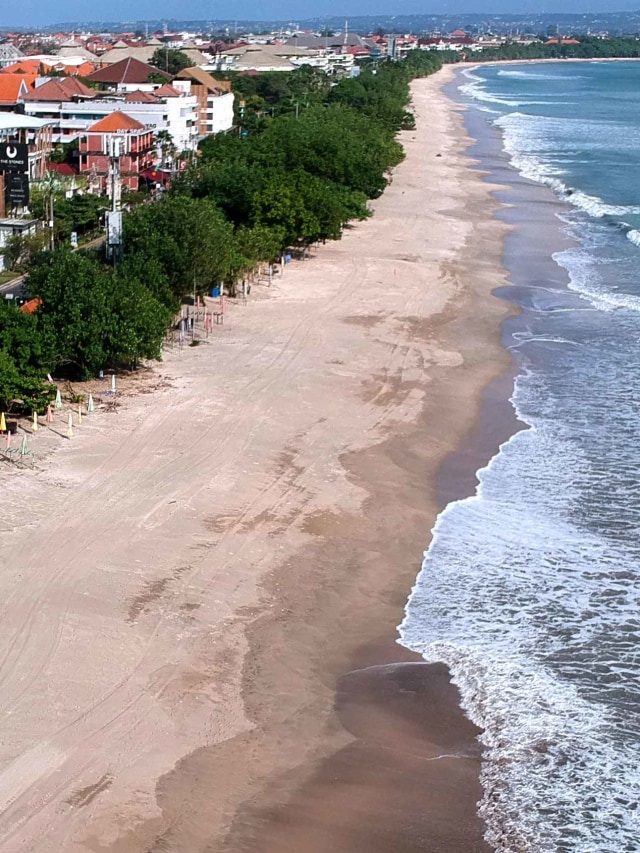 Suasana kawasan wisata Pantai Kuta yang ditutup sementara tampak lengang di Badung, Bali, Minggu (31/5). Foto: ANTARA FOTO/Fikri Yusuf
