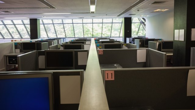 Ilustrasi kantor sepi. Foto: Shutter Stock