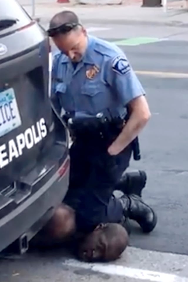Polisi Minneapolis, AS, Derek Chauvin mencekik George Floyd hingga tewas. Foto: Youtube