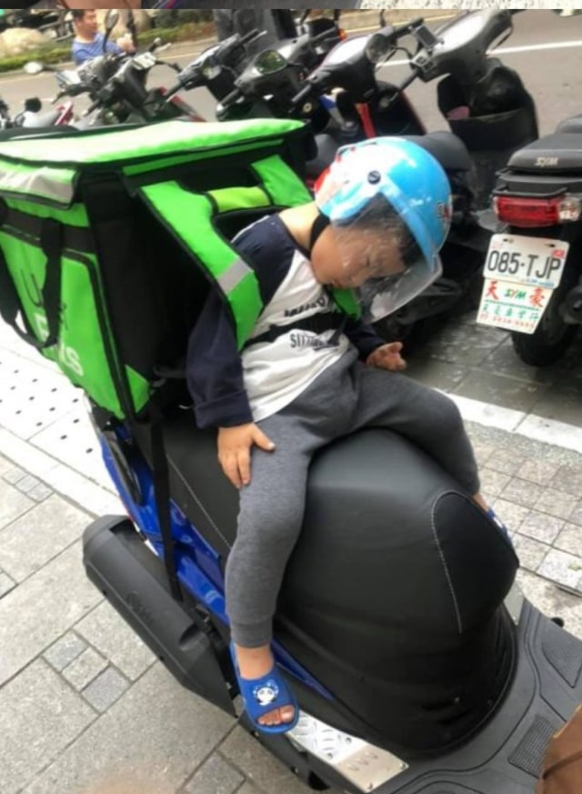 Viral, driver ojol di Taiwan bawa anak saat bekerja. (Foto: Twitter/@KAMIcomphnews)  