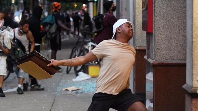 Viral pria bertato peta Indonesia ikut unjuk rasa di Amerika Serikat. Foto: Dok. Rainey Arthur Backues