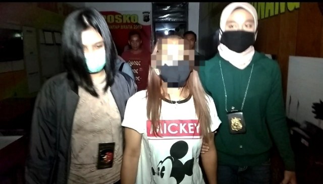 Pelaku FA saat diamankan Polisi.