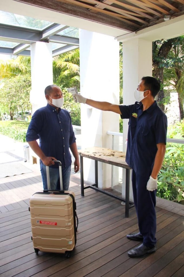 Ilustrasi cek suhu sebelum memasuki area hotel. Foto: Kemenparekraf