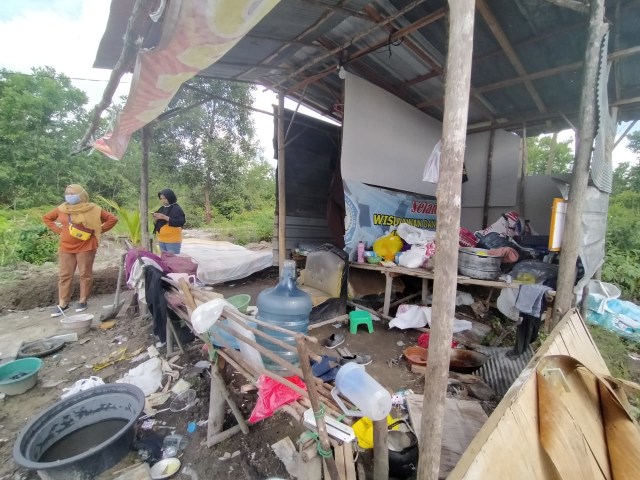 Gubuk ini menjadi rumah bagi Pak Ndut, meskipun jauh dari kata layak. Fot Pia