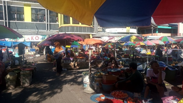Puluhan lapak yang berada di area parkir Pasar Higienis Ternate. Foto: Rizal Syam/cermat