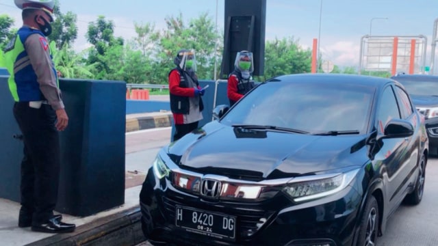 Petugas memeriksa kendaraan yang akan masuk ke Jawa Barat.