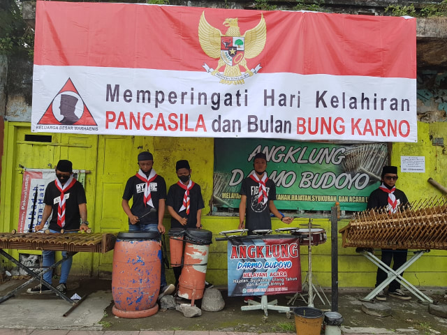Kelompok seniman jalan Darmo Budoyo dalam Peringatan Kelahiran Pancasila dan Bulan Bung Karno, Keluarga Besar Marhaenis (KBM) Yogya. 