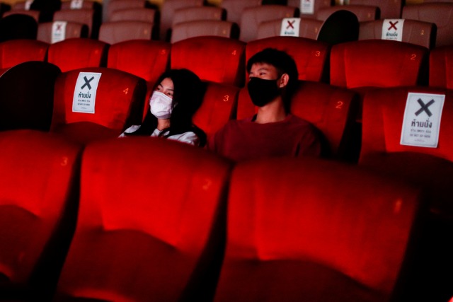 Pengunjung menggunakan masker di dalam bioskop, Bangkok, Thailand.
Foto: REUTERS / Jorge Silva