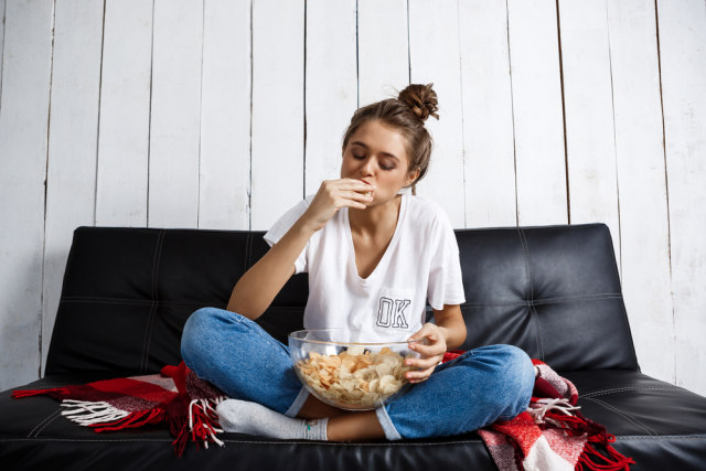 Ilustrasi makan di sofa Foto: Shutterstock