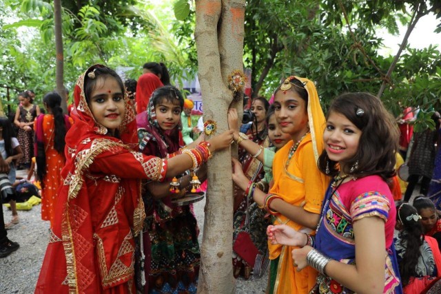 Ritual penanaman pohon di Desa Piplantri, India, untuk merayakan kelahiran bayi perempuan. Foto: dok. Facebook/ Piplantri