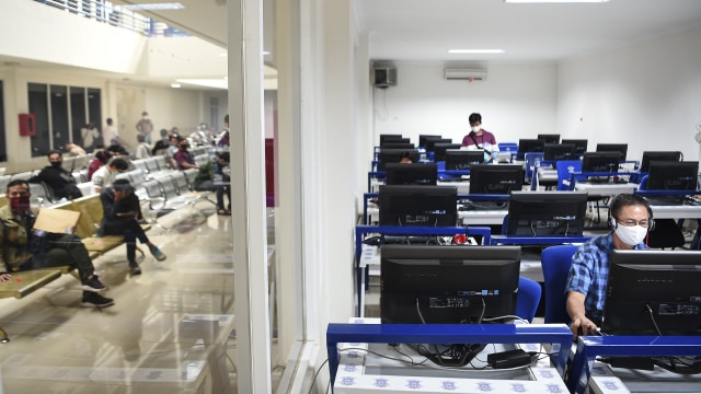 Peserta mengikuti ujian teori Surat Izin Mengemudi (SIM) di Satuan Penyelenggara Administrasi (Satpas) SIM Daan Mogot, Jakarta, Selasa (2/6). Foto: ANTARA FOTO/Nova Wahyudi