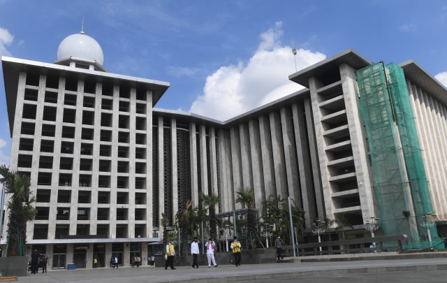 Presiden Joko Widodo (kedua kiri) saat meninjau halaman Masjid Istiqlal di Jakarta, Selasa (2/6/2020). Foto: ANTARA FOTO/Pool/Akbar Nugroho Gumay