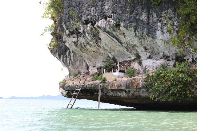 Sebuah makam di Pulau Ota di Teluk Berau Fakfak yang dipercaya asebagai makan putri duyung. (Dok: Hari Suroto)