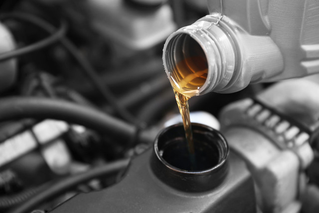 com-Ilustrasi mengisi oli mobil. Foto: Shutterstock
