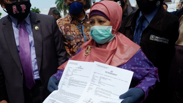 Guru Besar Hukum Tata Negara Universitas Islam Indonesia (UII) Yogyakarta, Prof Ni'matul Huda menunjukkan laporan dan aduan di Polda DIY. Foto: Arfiansyah Panji Purnandaru/kumparan