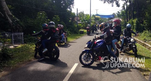 Para pengguna jalan yang hendak berlibur ke Geopark Ciletuh Ciemas Kabupaten Sukabumi diputar balik oleh petugas di Jalan Tamanjaya. | Sumber Foto:Ragil Gilang