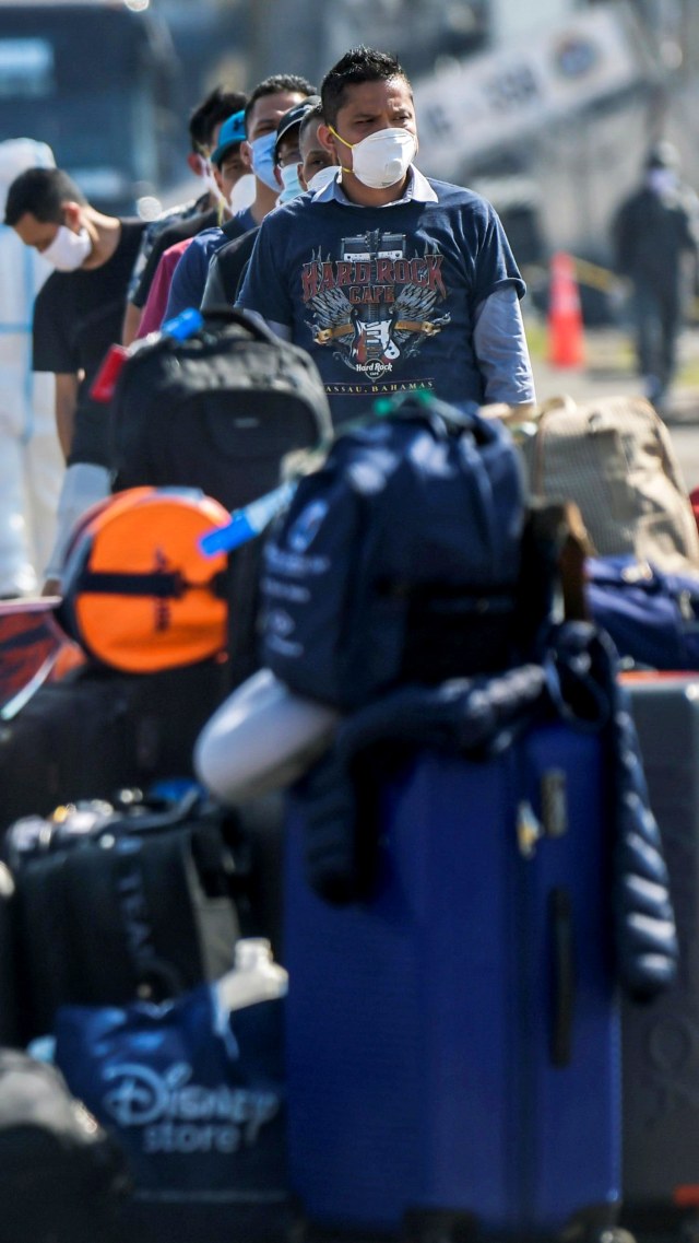 WNI yang menjadi Anak Buah Kapal (ABK) Kapal Pesiar MV Westerdam saat tiba di Pelabuhan JICT 2, Tanjung Priok, Jakarta, Selasa (2/6). Foto: ANTARA FOTO/Galih Pradipta