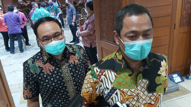 Wali Kota Semarang, Hendrar Prihadi dan Kepala Dinas Kesehatan Kota Semarang dr Abdul Hakam di Balai Kota Semarang. Foto: Afiati Tsalitsati/kumparan