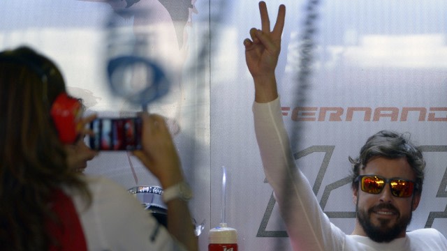 Fernando Alonso bersama Tim Ferrari di GP Abu Dhabi 2014. Foto: Tom Gandolfini/AFP