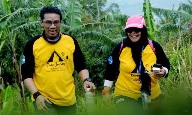 Refreshing dengan trekking menjelajahi alam hijau di Dusun Kopi, Garut. (Foto: Jamal Mahfudz)
