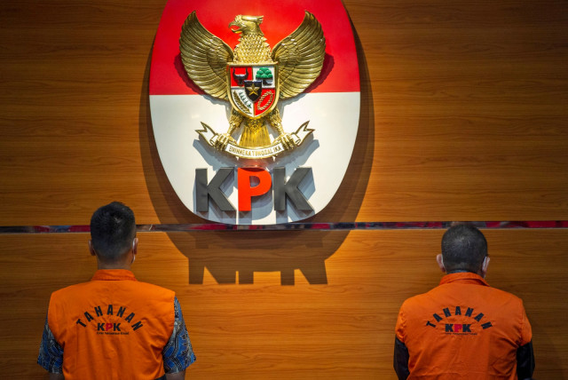 Eks Sekretaris MA, Nurhadi, dan menantunya, Rezky Herbiyono (keduanya memakai rompi oranye) saat konferensi pers di Gedung KPK, Jakarta, Selasa (2/6). Foto: ANTARA FOTO/Aditya Pradana Putra