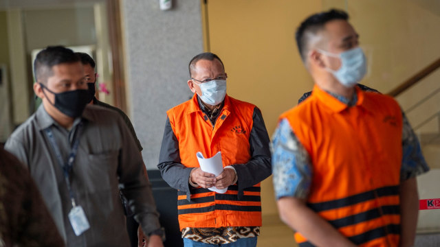 Nurhadi (tengah) dan Riesky Herbiyono (kanan) usai konferensi pers di Gedung KPK, Jakarta, Selasa (2/6). Foto: ANTARA FOTO/Aditya Pradana Putra