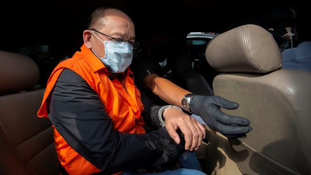 Tersangka kasus dugaan suap gratifikasi senilai Rp46 miliar, Nurhadi memasuki mobil usai menjalani pemeriksaan di Gedung KPK, Jakarta, Selasa (2/6). Foto: ANTARA FOTO/Aditya Pradana Putra