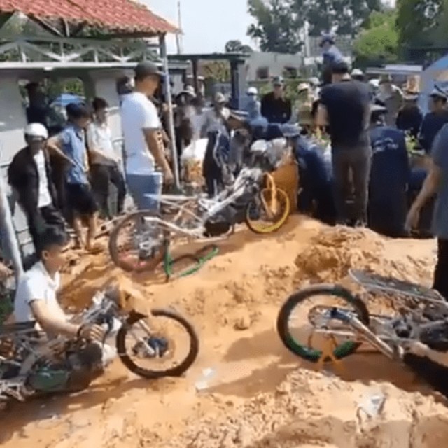 Viral pemakaman diiringi raungan sepeda motor yang digeber-geber. Foto: Tangkapan layar Twitter @UmatnyaGL
