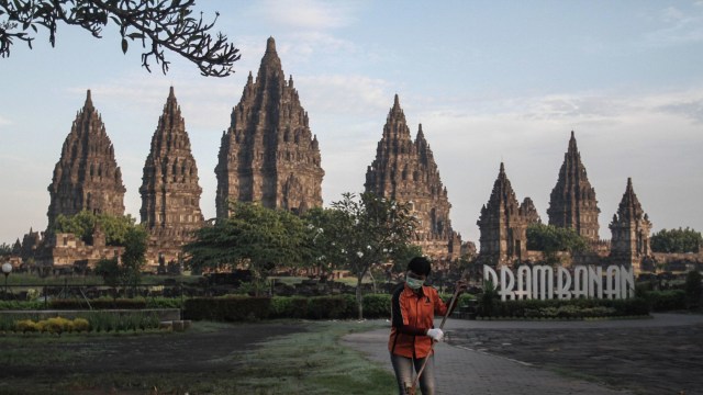 Candi Prambanan, salah satu pariwisata di Sleman, DI Yogyakarta menjelang new normal. Foto: ANTARA FOTO/Hendra Nurdiyansyah