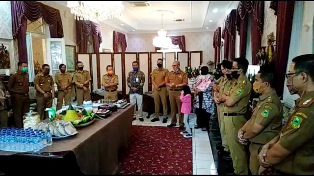 Suasana ucapan selamat ulang tahun kepada Bupati Kuningan H Acep Purnama di Pendopo Pemkab Kuningan. (Capture)