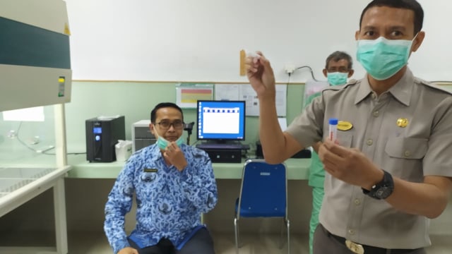 Ilustrasi: Petugas RSUD dr R Sosodoro Djatikoesoemo Bojonegoro, saat laksanakan uji coba mesin tes cepat molekuler (TCM) untuk mendeteksi virus Corona (Covid-19). Senin (18/05/2020)